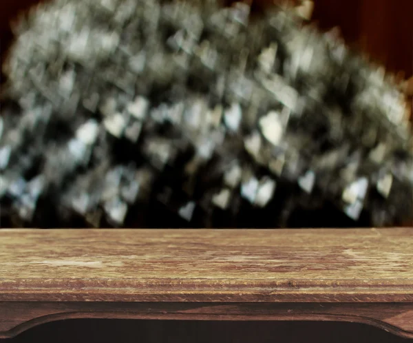 Винтажные деревянный стол с сердцем bokeh фона — стоковое фото