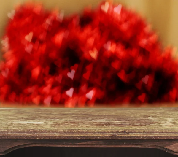 Винтажные деревянный стол с сердцем bokeh фона — стоковое фото