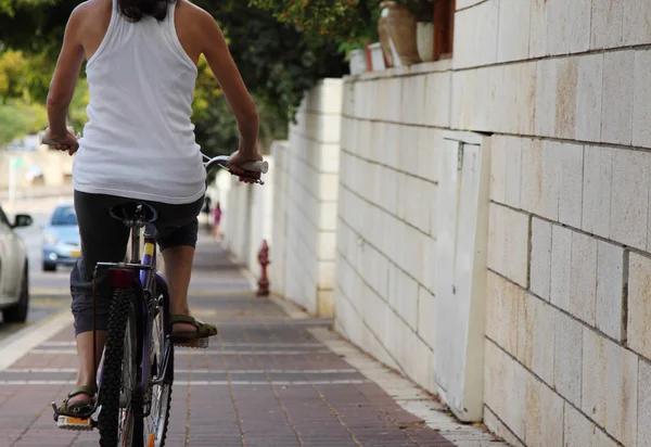 Frau mit Fahrrad — Stockfoto