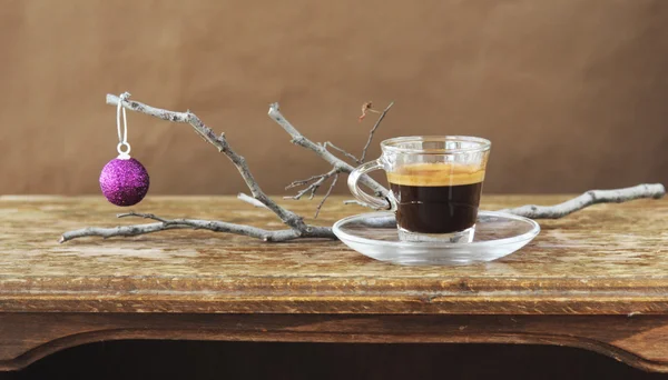 Xícara de café na mesa vintage com bola de Natal — Fotografia de Stock