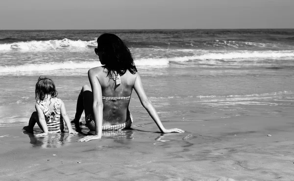 Madre e hija en la playa —  Fotos de Stock