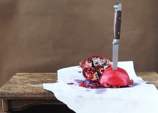 Saftiga granatäpple på grov vitt papper — Stockfoto