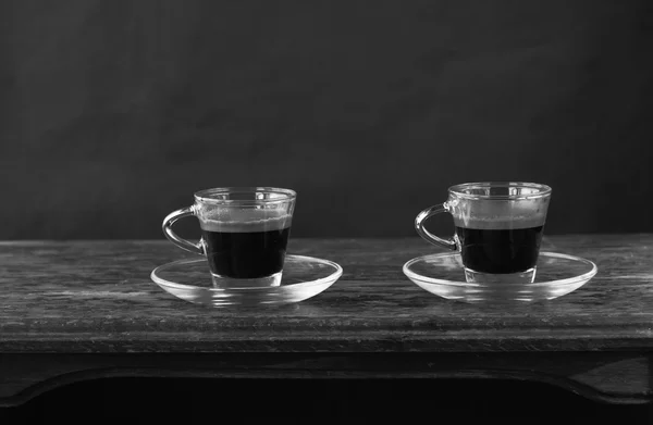 Dos tazas de espresso sobre mesa de madera — Foto de Stock