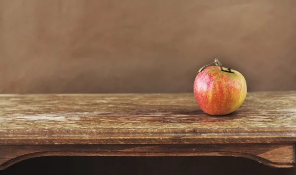 Apple on on the brown background — Stock Photo, Image