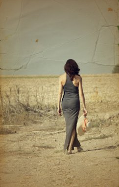 mooie 35 jaar oude vrouw op het platteland