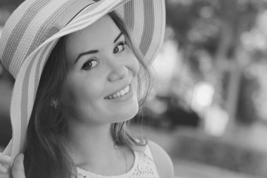 Genç ve güzel bir kadının portresi