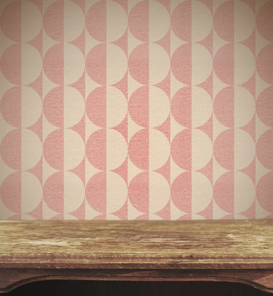 Vintage table on the background of stripes pattern wall — Stock Photo, Image