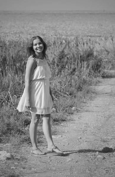 Jonge vrouw genieten van haar zwangerschap op het platteland — Stockfoto