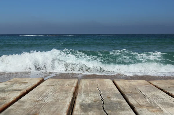 Mar azul e céu com fundo de piso de madeira — Fotografia de Stock
