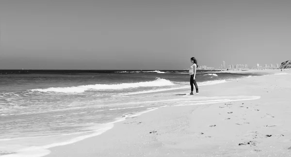 Unga gravid kvinna promenader på stranden — Stockfoto