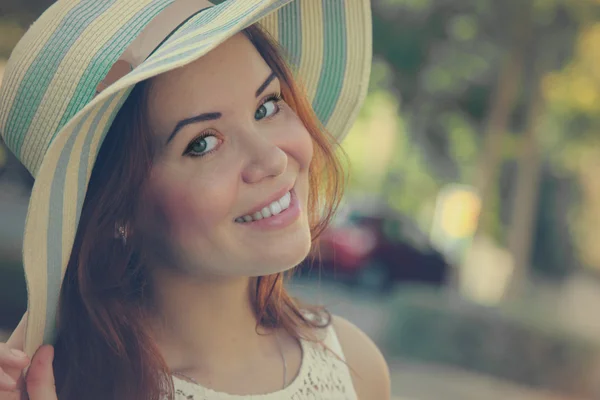 Portrait of young beautiful woman — Stock Photo, Image