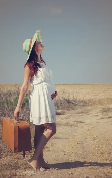 Mujer joven disfrutando de su embarazo en el campo — Foto de Stock