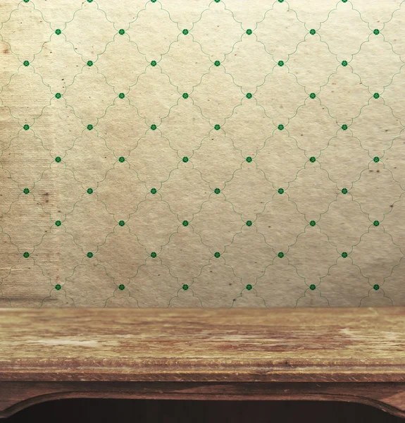 Vintage tabel op de achtergrond van patroon muur — Stockfoto