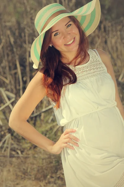 田舎の彼女の妊娠を楽しむ若い女性 — ストック写真