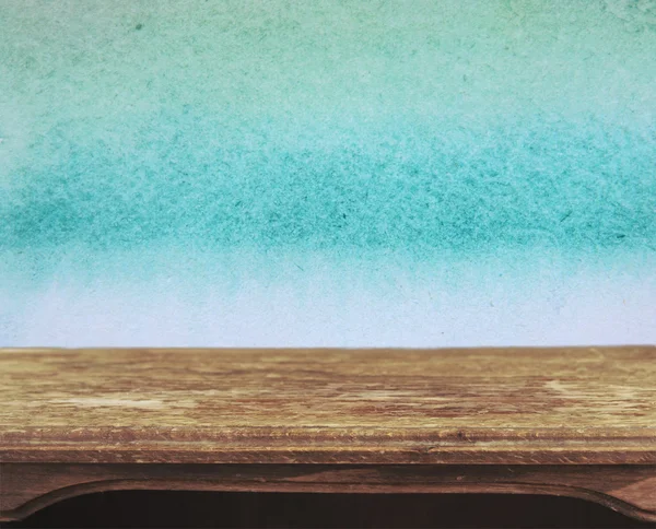 Винтажный деревянный стол на фоне гранж-стены — стоковое фото