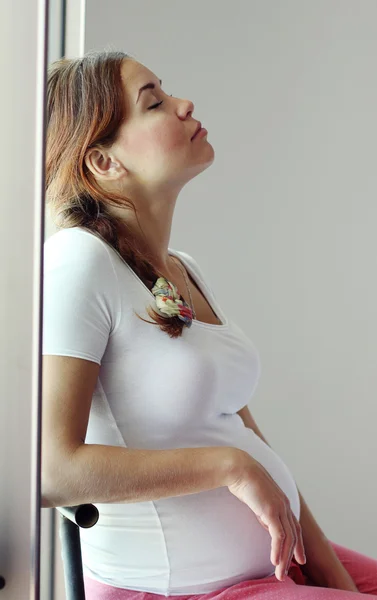 Donna incinta a casa — Foto Stock