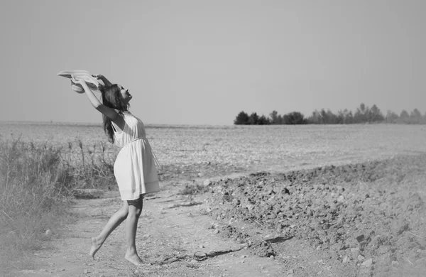 Jonge vrouw genieten van haar zwangerschap op het platteland — Stockfoto