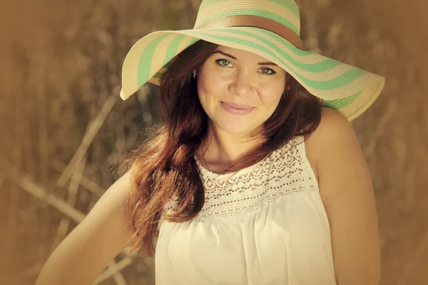 Retrato de mujer hermosa al aire libre — Foto de Stock