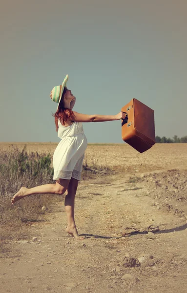 Mujer joven disfrutando de su embarazo en el campo — Foto de Stock