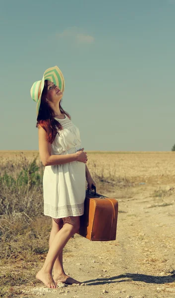 Junge Frau genießt ihre Schwangerschaft auf dem Land — Stockfoto