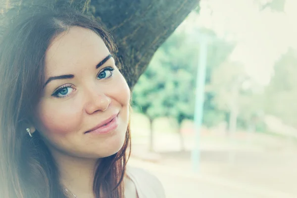 Porträt einer schönen jungen Frau an einem sonnigen Tag — Stockfoto