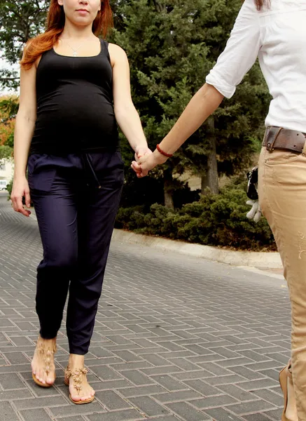 Zwei Frauen Händchen haltend — Stockfoto