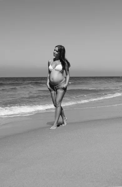 Młoda kobieta spaceru na plaży — Zdjęcie stockowe