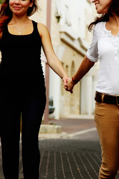 Dos mujeres cogidas de la mano —  Fotos de Stock