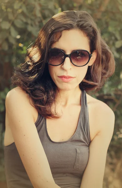 Retrato de hermosa mujer de 35 años con gafas — Foto de Stock