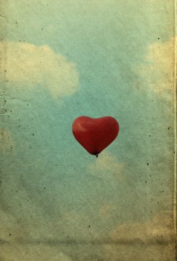 vintage dokulu gökyüzünü kırmızı kalp balon