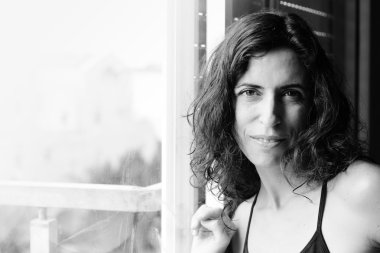 gülümseyen güzel 35 yaşında kadın portresi
