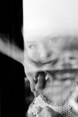 Pencereden bakan kadın