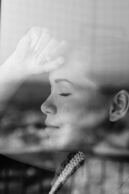 Pencereden bakan kadın