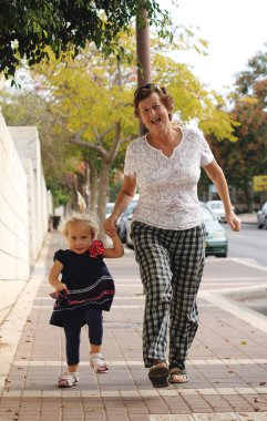 セント ・ ピーターズバーグ - 6 月 18日： 2010 年 6 月 18 日にサンクトペテルブルクのネヴァ川に浮かぶヨットを持つ都市景観