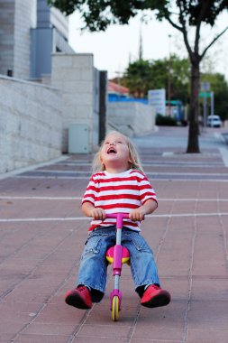 sevimli küçük kız sektörlerine ile