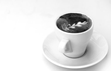 Beyaz masada bir fincan kahve.