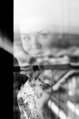 Pencereden bakan kadın