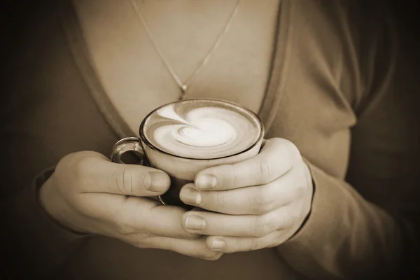 Žena drží horký šálek kávy — Stock fotografie