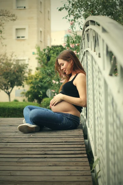 Bella donna incinta all'aperto — Foto Stock