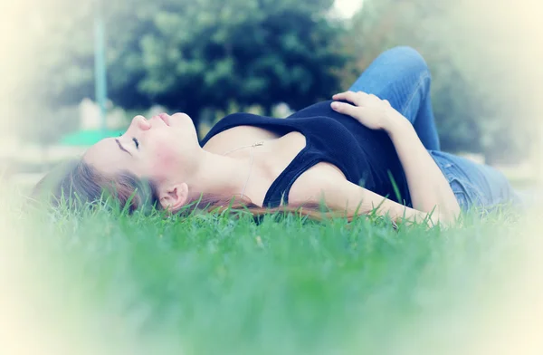 Hermosa mujer embarazada al aire libre — Foto de Stock