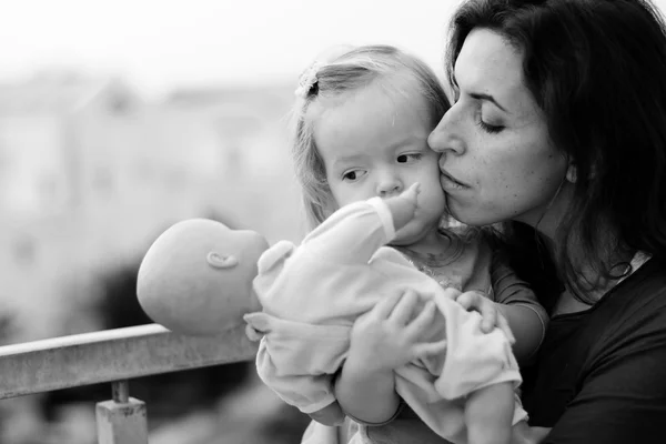 Happy mom and daughter outdoors — Stock Photo, Image