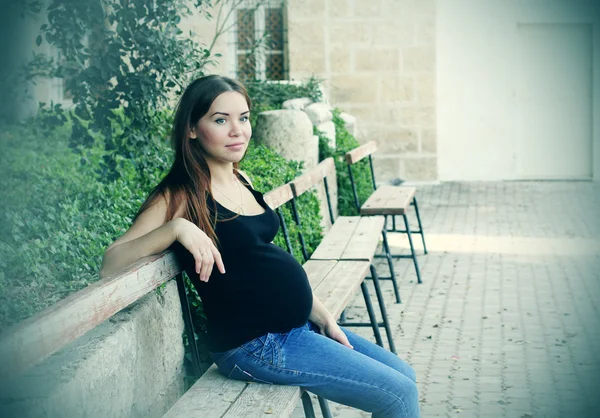 Hermosa mujer embarazada al aire libre — Foto de Stock