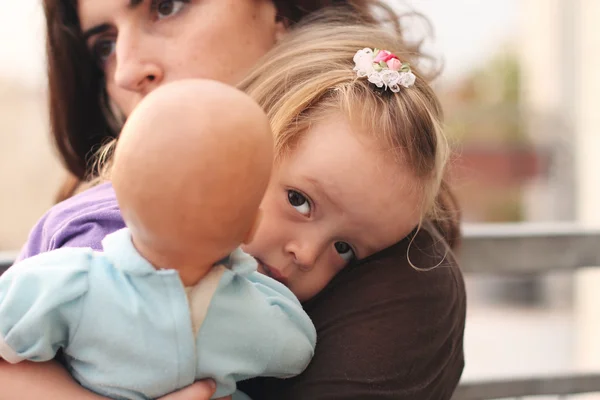 Glückliche Mutter und Tochter im Freien — Stockfoto