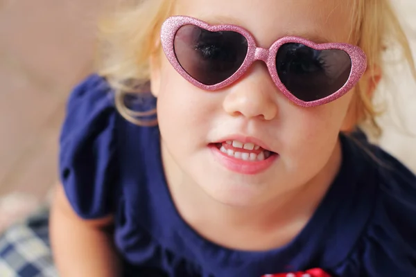 Ritratto di bambino carino di 2,5 anni con occhiali da sole alla moda — Foto Stock