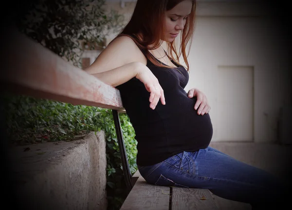 Mujer embarazada al aire libre — Foto de Stock