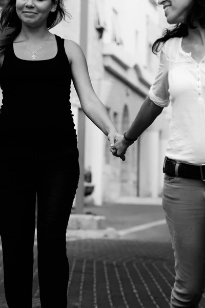 Två kvinnor hand i hand — Stockfoto