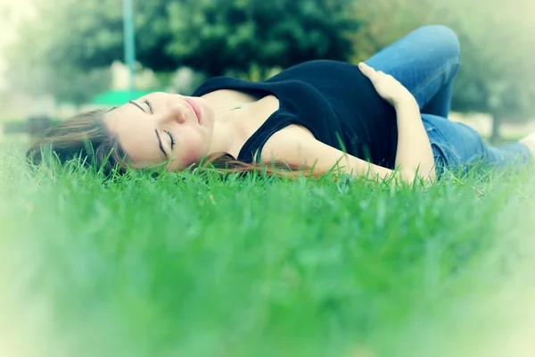 Mujer embarazada al aire libre — Stockfoto