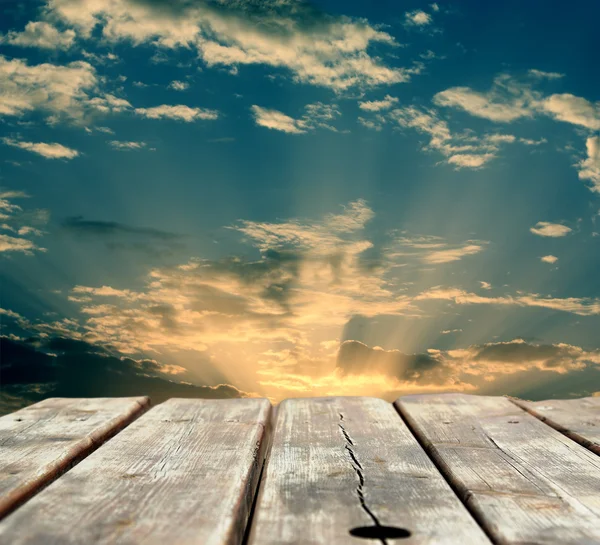 Nascer do sol no mar com fundo de mesa de madeira — Fotografia de Stock