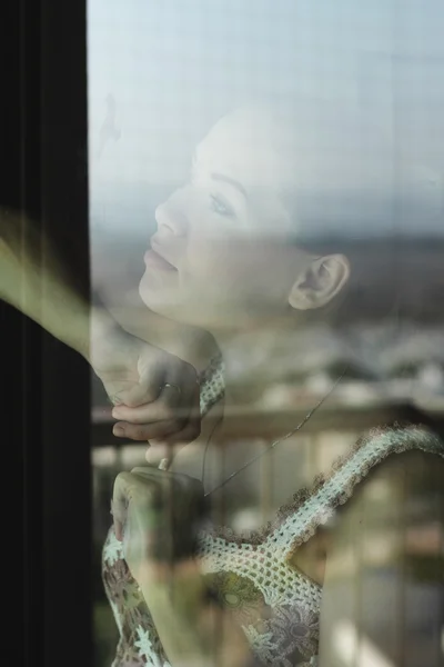 Mujer mirando a través de una ventana —  Fotos de Stock