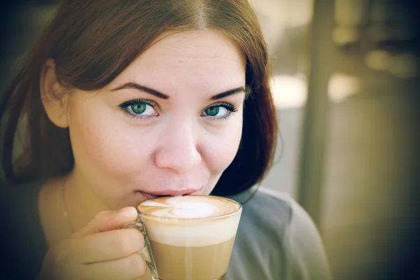 Junges Mädchen mit einer Tasse Kaffee. Fokus auf die Augen — Stockfoto